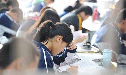 高考期间大学生_高考大学生现状